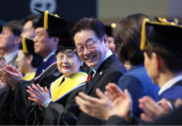 '청와대 月62시간 초과근무'…李 