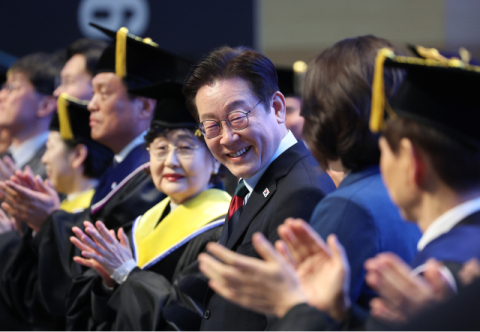 [속보] '靑 직원 月62시간 초과근무'…李 