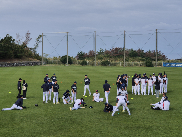 삼성 라이온즈의 구자욱이 지난 20일 WBC 대표팀과 함께 삼성 전지훈련지인 오키나와 온나손 아카마 구장을 찾아 연습 경기를 치른 뒤 인터뷰에 응하고 있다. 채정민 기자