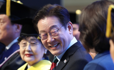 靑 직원 月62시간 초과근무…李 