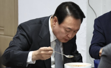 尹, 서울구치소 복귀…식사는 미역국·순대국밥·해장국