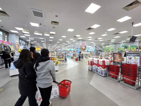 명품 아니면 다이소… 중간지대 없는 '극과 극' 소비 