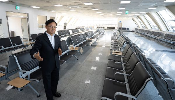 김성범 해양수산부 장관 직무대행이 20일 부산항 영도 크루즈터미널을 찾아 2026년 준모항 운영 준비 상황을 점검하고 있다. [사진=해수부]