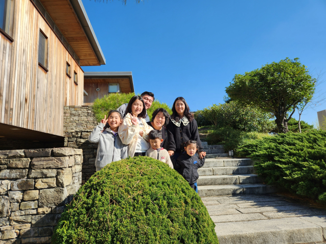 주말 저녁에는 할머니집에 가 힘께 식사하는 것이 최경훈·김민정 씨 가족의 암묵적 룰이다. 최경훈 씨 제공