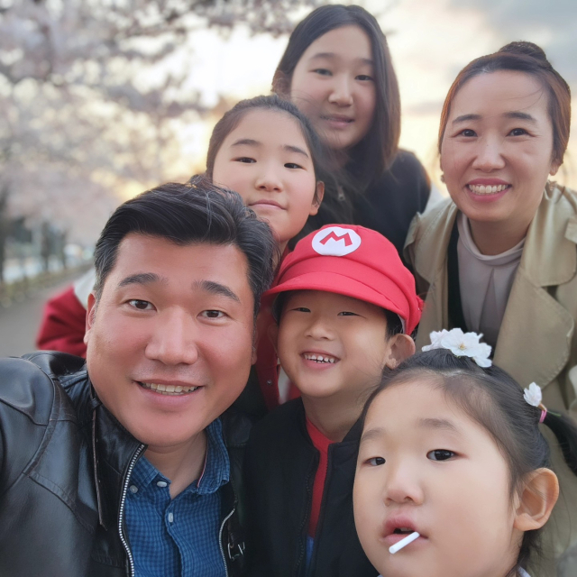 봄 맞이 야외 나들이를 나온 최경훈·김민정 씨 가족. 최경훈 씨 제공