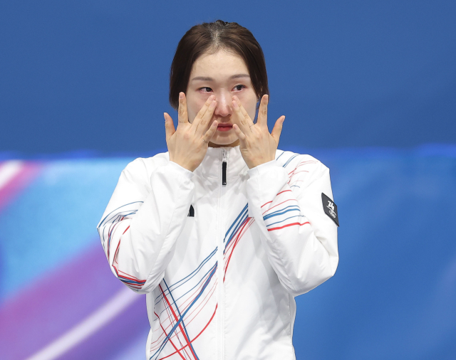 20일(현지시간) 이탈리아 밀라노 아이스스케이팅 아레나에서 열린 2026 밀라노·코르티나담페초 동계올림픽 쇼트트랙 여자 1,500m 시상식에서 은메달을 획득한 최민정이 시상대에 올라 눈물을 흘리고 있다. 연합뉴스