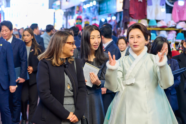 김혜경 여사와 루이스 이나시우 룰라 다시우바 브라질 대통령 부인 호잔젤라 다시우바 여사가 21일 친교일정으로 서울 종로구 광장시장을 방문해 대화를 나누며 이동하고 있다. 연합뉴스