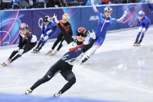20일(현지시간) 이탈리아 밀라노 아이스스케이팅 아레나에서 열린 2026 밀라노·코르티나담페초 동계올림픽 쇼트트랙 여자 1,500m 결승에서 김길리가 금메달을 획득한 뒤 세리머니를 하고 있다. 연합뉴스