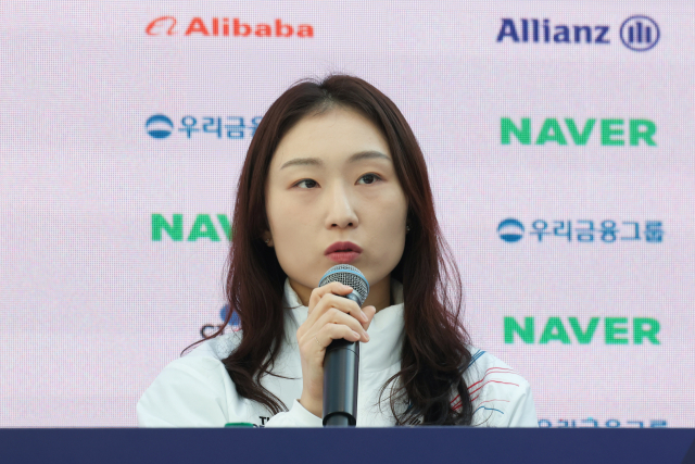 21일(현지시간) 이탈리아 밀라노 코리아하우스에서 열린 쇼트트랙 대표팀 기자회견에서 최민정이 취재진 질문에 답하고 있다. 연합뉴스