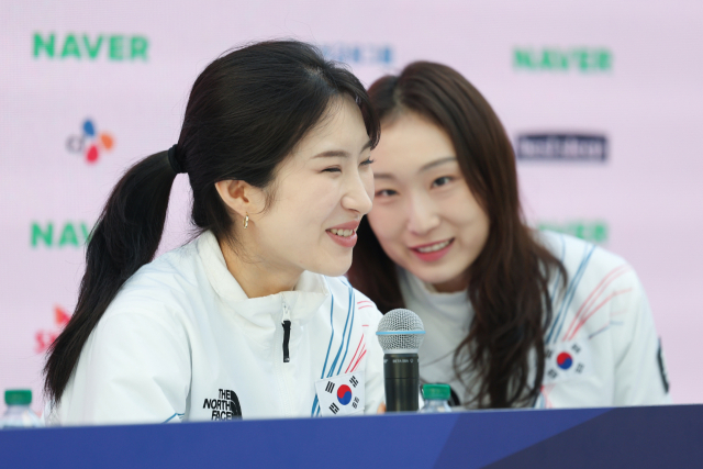 쇼트트랙 김길리와 최민정이 21일(현지시간) 이탈리아 밀라노 코리아하우스에서 열린 기자회견에서 밝게 웃고 있다. 연합뉴스