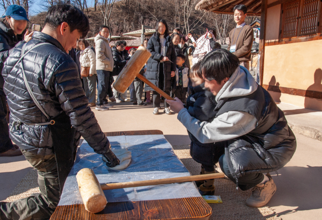 관람객들이 떡매치기 체험을 즐기고 있다. 영주문화관광재단 제공
