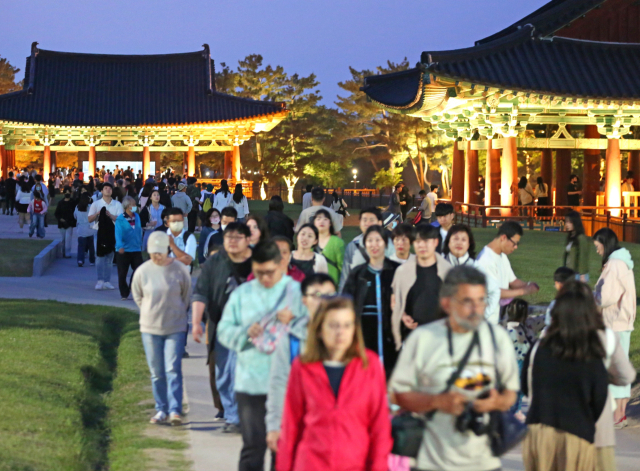 야간 조명 아래 관광객들로 붐비는 경주 동궁과 월지 일대 모습. 경주시 제공