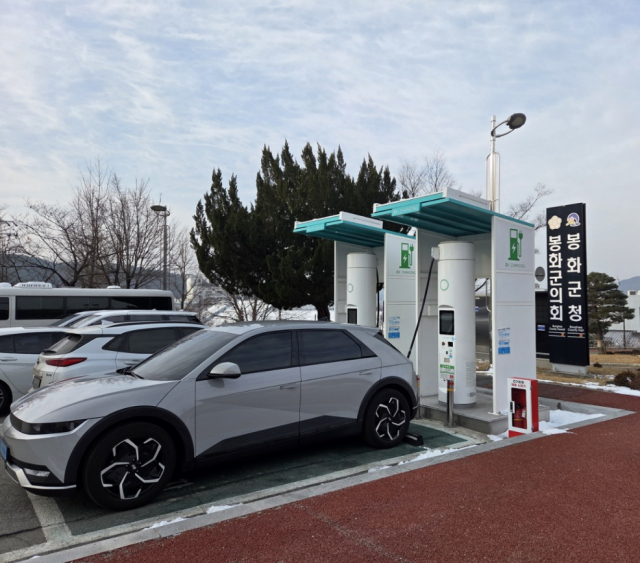 봉화군이 온실가스 감축과 대기환경 개선을 위해 전기자동차 보급사업을 대폭 확대하며 무공해차 전환에 속도를 내고 있다. 봉화군청 전기자동차 충전소 전경. 봉화군 제공