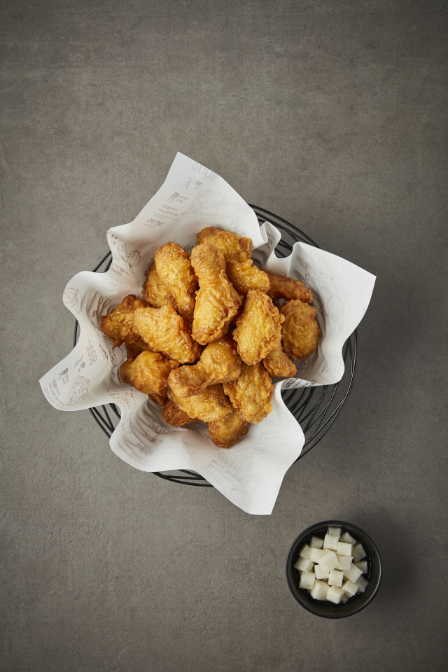 교촌은 본사의 막대한 물류비용 부담을 감수하고서라도, 최상의 원육 신선도를 유지하고 가맹점의 재고 부담을 덜어주기 위해 업계 최초로 