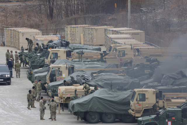 지난달 26일 경기도 동두천시 주한미군 기지에서 미군 장병들이 스트라이커 장갑차 등 차량 장비를 점검하고 있다. 연합뉴스