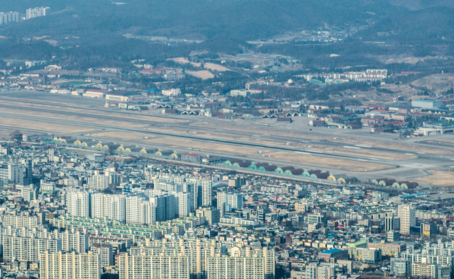 지난달 22일 대구국제공항 동편 활주로와 주변 지역 모습. 매일신문 DB