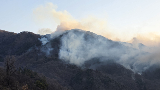 경남 함양군 마천면 창원리 산23-2 일원 야산에서 21일 오후 9시 14분경 발생한 산불이 발생 이후 이틀째 이어지고 있다.