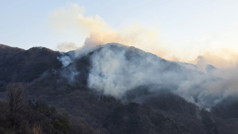 함양 산불 62% 진화…강풍·급경사지 변수에 진화 난항