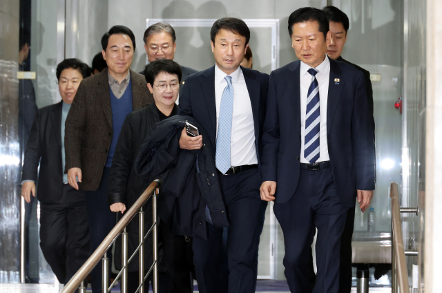 더불어민주당 정청래 대표와 한병도 원내대표가 22일 국회에서 열린 의원총회에 참석하고 있다. 연합뉴스