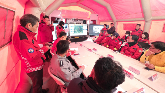 경남 함양 산불 현장 통합지휘본부 모습.