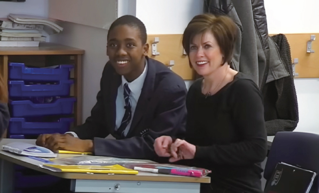 일대일 보조 인력이 자폐성 장애를 가진 10학년 학생의 수업을 지원하고 있다. 영국의 경우 이와 같은 개별 지원이 학교 단위에서 체계적으로 이뤄질 수 있도록 특수교육 코디네이터(SENCO)를 두고, 교사 지원과 외부 기관 연계를 총괄하는 구조를 운영하고 있다. 출처: 국립특수연구원 간행물