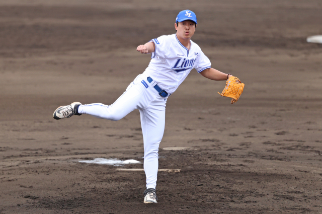 삼성 라이온즈의 양창섭이 지난 20일 WBC에 출전하는 한국 대표팀과의 연습 경기에서 투구하는 모습. 삼성 제공
