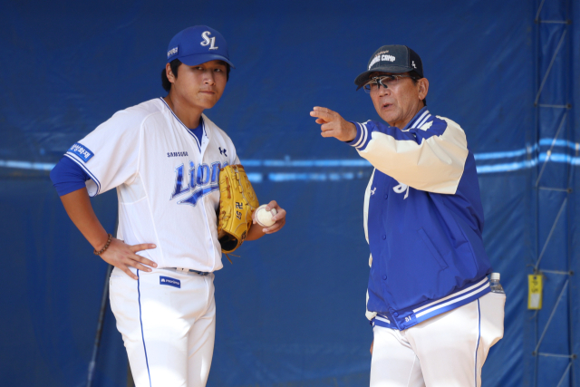삼성 라이온즈의 이승현이 해외 전지훈련 도중 최일언 코치의 조언을 듣는 모습. 삼성 제공