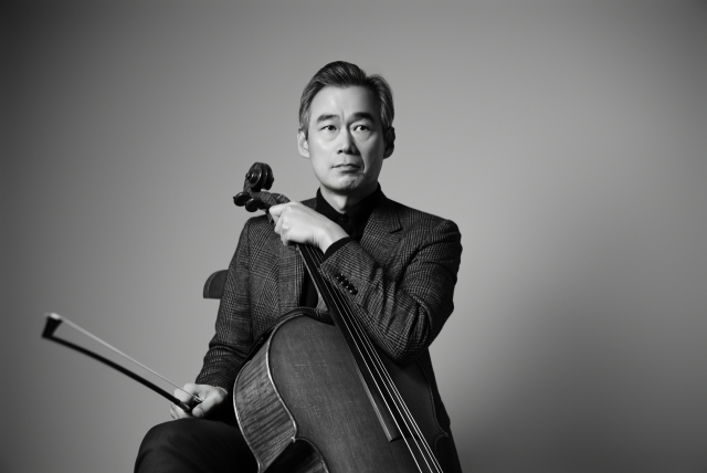 오직 첼로 선율로 꽉 채우는 무대…첼리스트 양성원의 무반주 첼로 연주