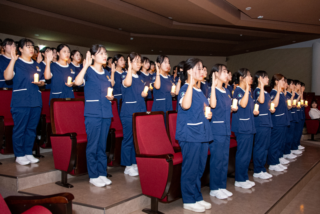 나이팅게일 선서식에서 선서를 하고 있는 대구한의대 간호학과 학생들. 대구한의대 제공
