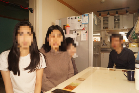 [이웃사랑]창가에 언제 빛이 들어올지? 