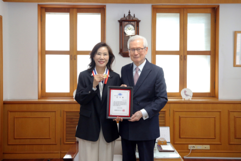 계명대, 류수정 양궁부 감독에 감사패…발전기금 1천만 원 기부