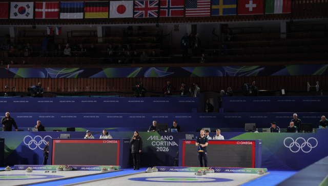 4일(현지시간) 밀라노·코르티나 동계올림픽 컬링 믹스더블 라운드로빈 경기가 열린 이탈리아 코르티나담페초 컬링 올림픽 스타디움에서 일부 조명과 스코어보드, 전광판이 정전돼 경기가 중단되고 있다. 연합뉴스