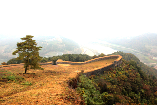 온달산성 내부와 남한강