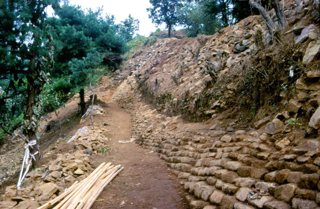 신라가 점령한 한강가인 아차산의 산성( 백제 초축, 후에 고구려, 신라가 보죽함).