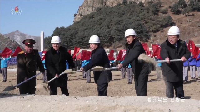 북한 지방발전정책 대상 건설 착공식이 지난 7일 황해북도 신평군과 평안북도 선천군에서 진행됐다고 조선중앙TV가 8일 보도했다. 사진은 최룡해 최고인민회의 상임위원장(가운데)가 첫삽을 뜨는 모습. [조선중앙TV 화면] 연합뉴스