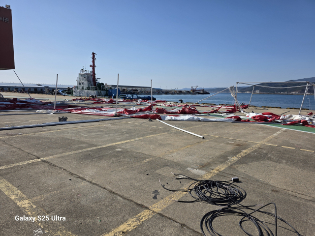 울진대게축제 현장이 강풍으로 엉망으로 변해 있다. 독자 제공