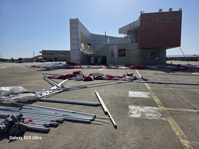 울진대게축제 현장이 강풍으로 엉망으로 변해 있다. 독자 제공