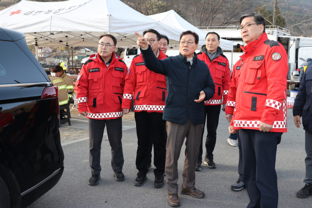 박완수 지사가 함양 산불 현장을 찾아 현장 관계자들과 산불 현황에 관해 대화하고 있다.