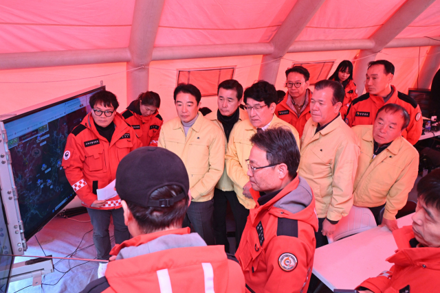 경상남도의회 확대의장단은 23일 함양 산불 현장을 방문해 위문품을 전달했다.