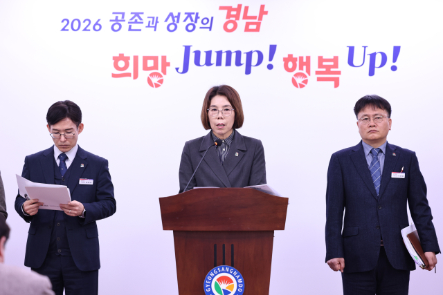 이미화 경남도 산업국장이 기자 브리핑을 직접 하고 있다. 경남도 제공