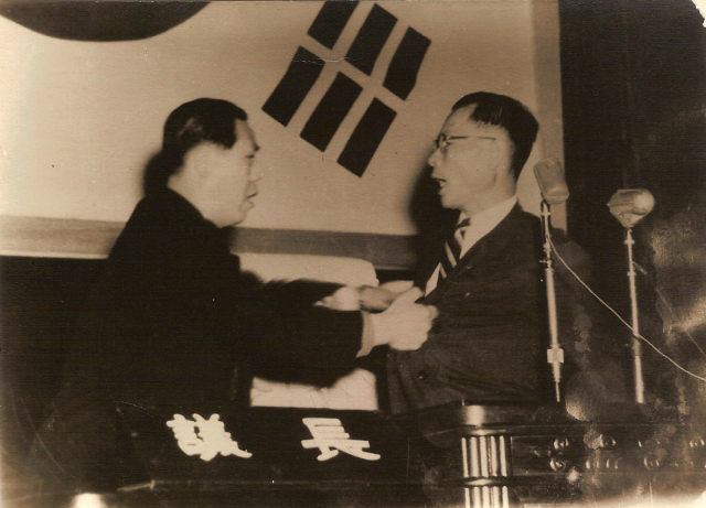 사사오입 개헌안이 통과되자 민주당 의원 이철승이 단상에 뛰어올라 국회부의장 최순주의 멱살을 잡고 있다.