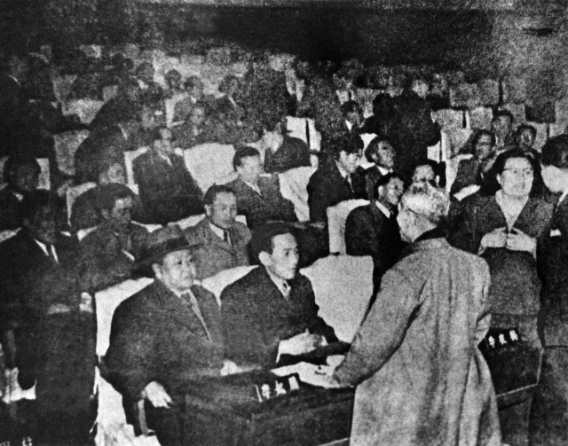 1954년 초대 대통령에 한해 중임할 수 있다는 개헌안이 표결에서 1표차로 부결되자 자유당은 4사5입의 억지 계산론을 들고 나와 개헌안 가결을 선포했다.(1954.11.29)