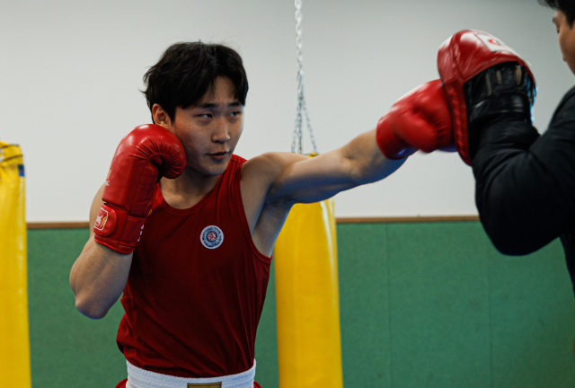 대구시청 소속 우슈 선수 도승현(산타 -60kg)이 펀치 연습을 하고 있다. 이화섭 기자