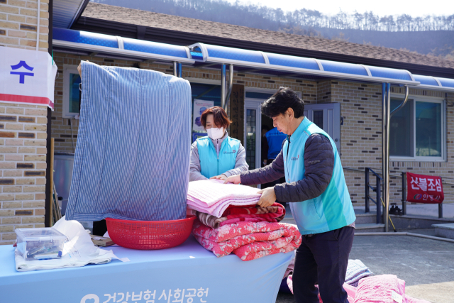국민건강보험공단 대구경북지역본부의 하늘반창고 봉사단은 진료 뿐 아니라 세탁, 배식 지원 등 생활 밀착형 봉사활동을 하고 있다. 국민건강보험공단 대구경북지역본부 제공