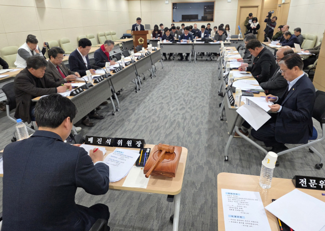 23일 경상북도의회 경북대구행정통합특별위원회가 4차 회의를 열었다. 도의회는 대구경북통합 특별법의 핵심 특례 조항 보완을 요구하고 나섰다. 윤영민 기자