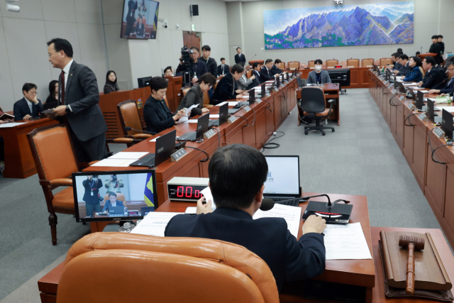 23일 국회에서 열린 운영위원회 전체회의에서 위원장인 더불어민주당 한병도 원내대표가 제432회국회(임시회) 회기 전체 의사일정 협의의 건 표결에 들어가자 국민의힘 유상범 원내운영수석부대표 등 운영위원들이 퇴장하고 있다. 연합뉴스