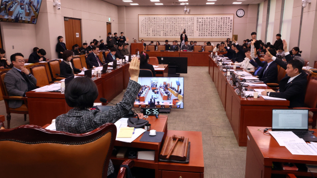 추미애 국회 법사위원장과 더불어민주당 등 의원들이 23일 국회에서 열린 법제사법위원회 전체 회의에서 안건 거수 표결에서 찬성표를 던지고 있다. 연합뉴스