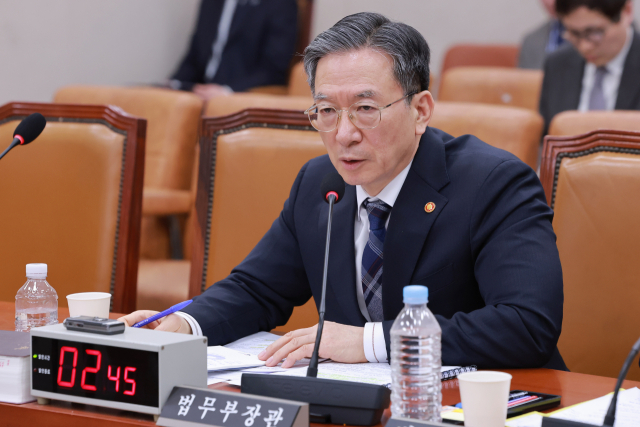 정성호 법무부 장관이 23일 국회에서 열린 법제사법위원회 전체회의에 출석해 의원 질의에 답하고 있다. 연합뉴스