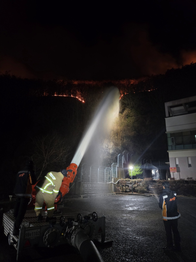 밀양 삼랑진 산불에 소방 '대응 2단계' 발령…진화율 51%