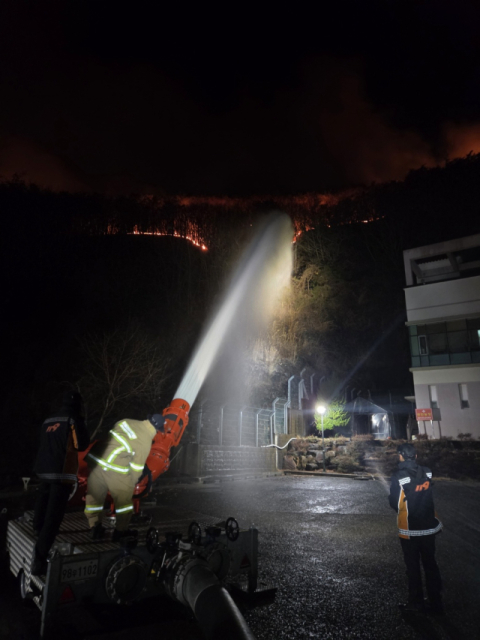 밀양 삼랑진 산불 이틀째…진화율 70% '대응 2단계' 총력전
